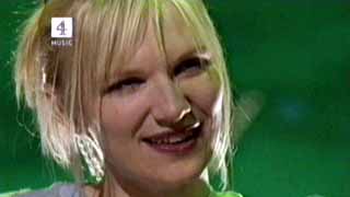 Jo Whiley has something in her hair (12K)